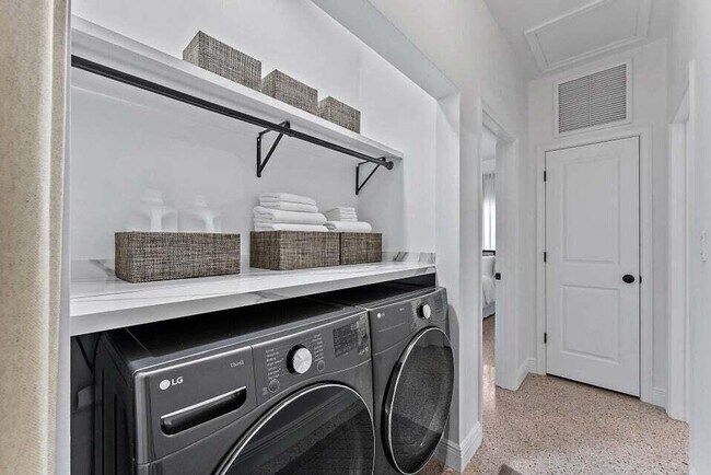 Building Photo - 513 E Whitney Dr