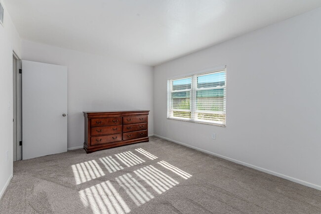 Building Photo - 680 71st Ave N