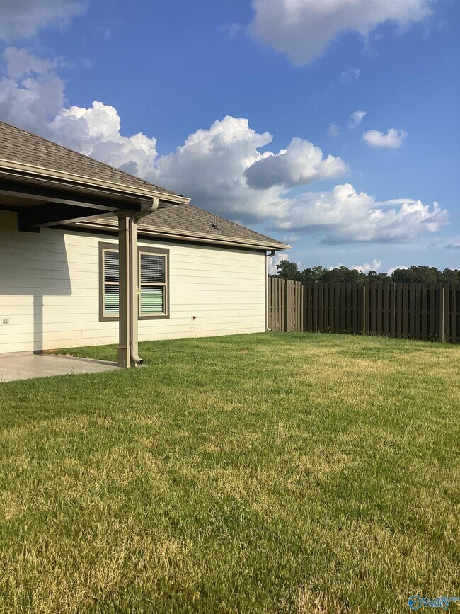Building Photo - 104 Granby Ln