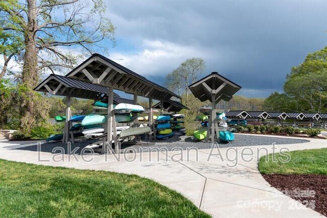 Building Photo - 196 Longleaf Dr