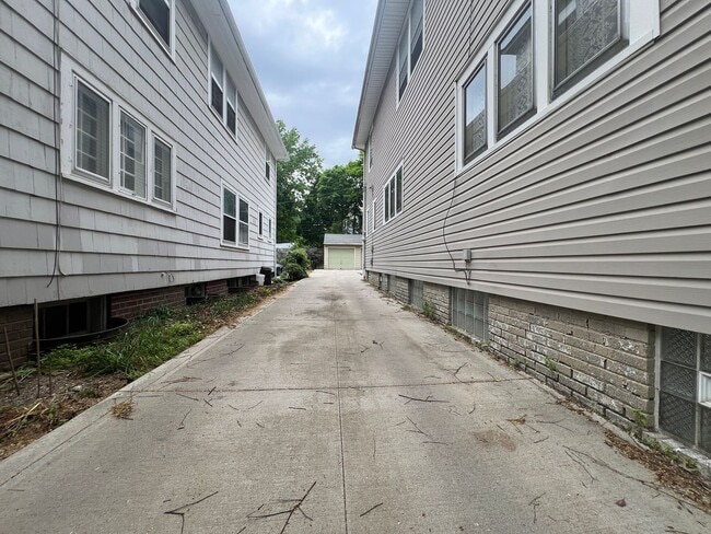 Building Photo - 3081-3081 Meadowbrook Blvd