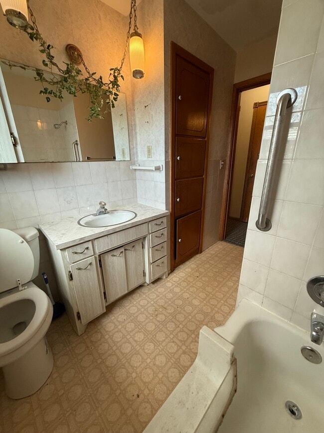 Building Photo - 2021 Veterans Dr