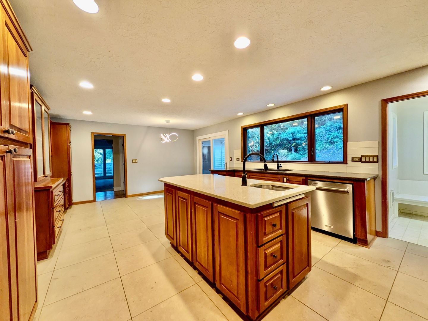 Building Photo - 18132 Westview Dr