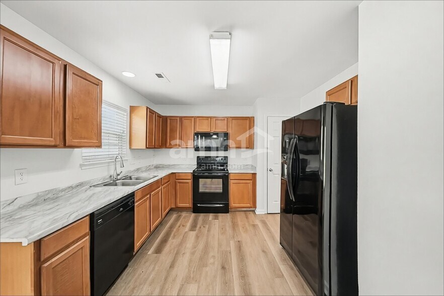 Building Photo - 4134 Robinwood Dr