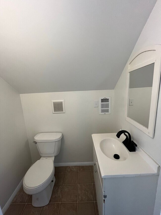 Building Photo - 3 Bedroom 1.5 Bathroom Home with Fenced in...