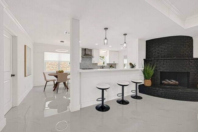 Building Photo - 2415 Moss Hill Dr