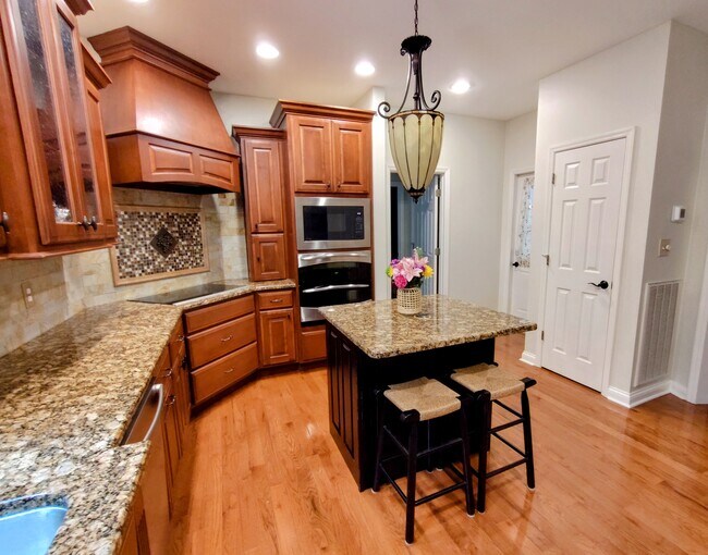 Building Photo - 2108 Valley Dale Ln