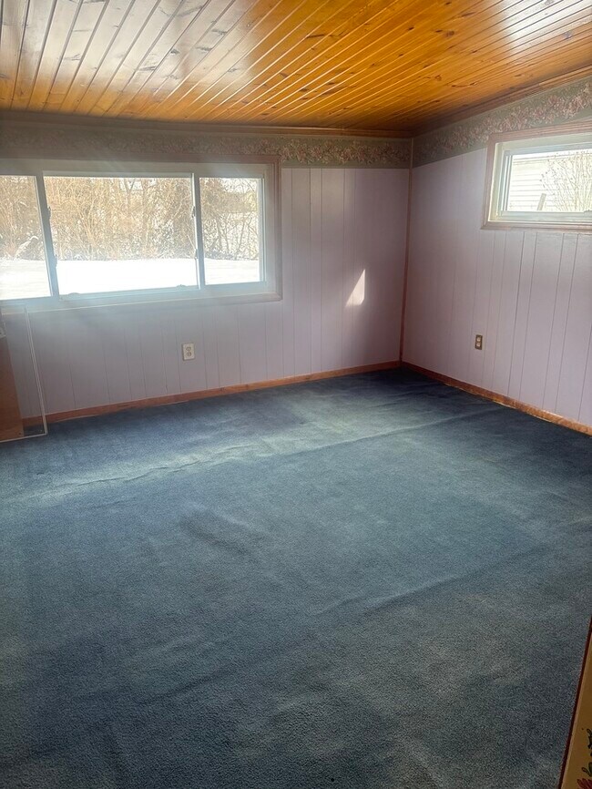 Building Photo - 4 bed 1 bath