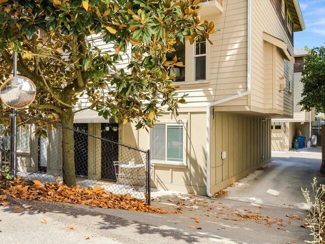 Building Photo - 2106 E Terrace St