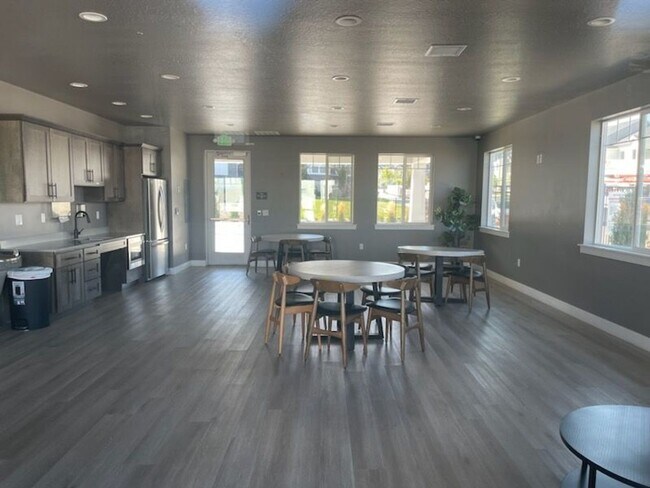 Building Photo - Beautiful  End Unit Townhome In Herriman