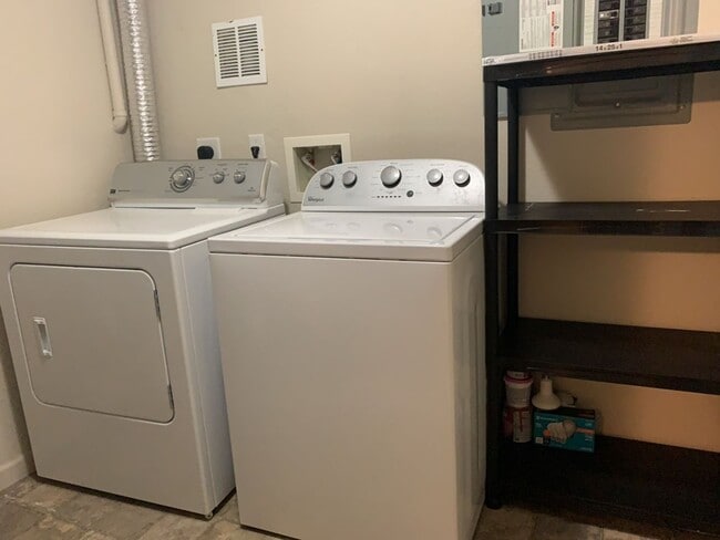 Building Photo - 844 Apex Dr