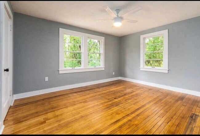 Building Photo - Recently Renovated 2 Bedroom Apartment in ...