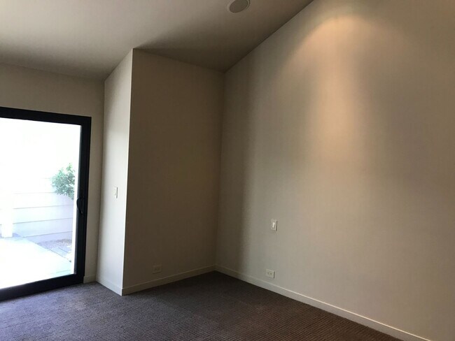 Building Photo - 270 W Rumble Rd