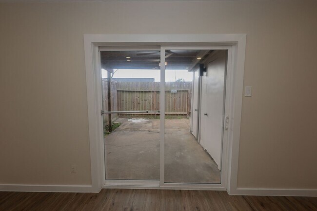 Building Photo - 708 Staitti St