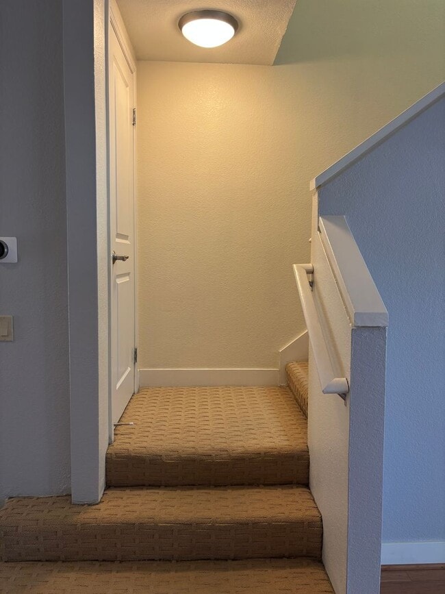 Building Photo - Gorgeous Two-Bedroom Condo with Golf Cours...