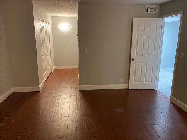 Building Photo - 2700 Coral Springs Dr