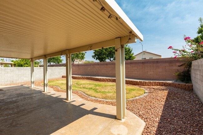 Building Photo - Single story 3 bedroom home in a lovely NW community