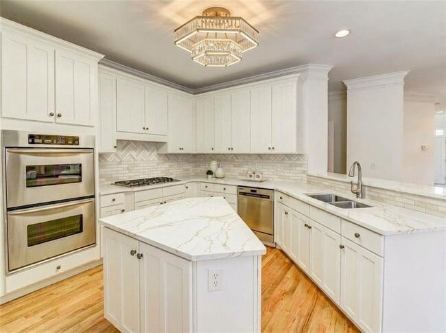 Building Photo - 704 Longleaf Dr NE