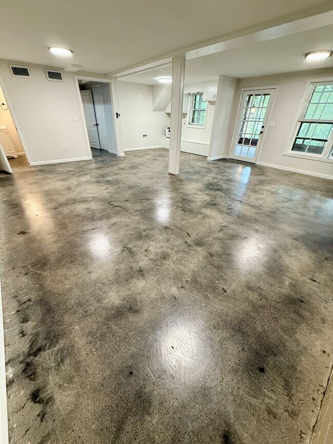 Building Photo - HUGE 4 Bedroom 2.5 Bath Donelson Ranch Cha...