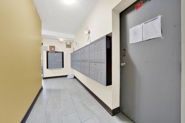 Building Photo - 7120 N Sheridan Rd