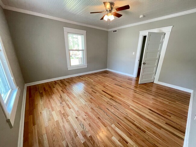 Building Photo - Stunning, renovated 7br home in the heart of Carrboro! Walk to downtown w/ ease, walk or bike to ...