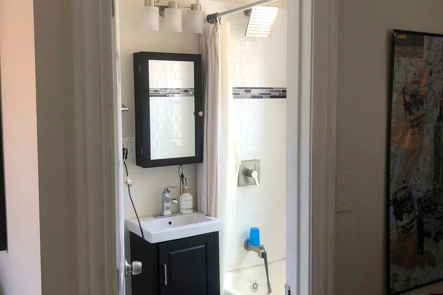 Building Photo - 2127 N Dayton St