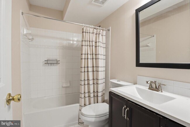 Building Photo - 915 Buttonwood Terrace NE