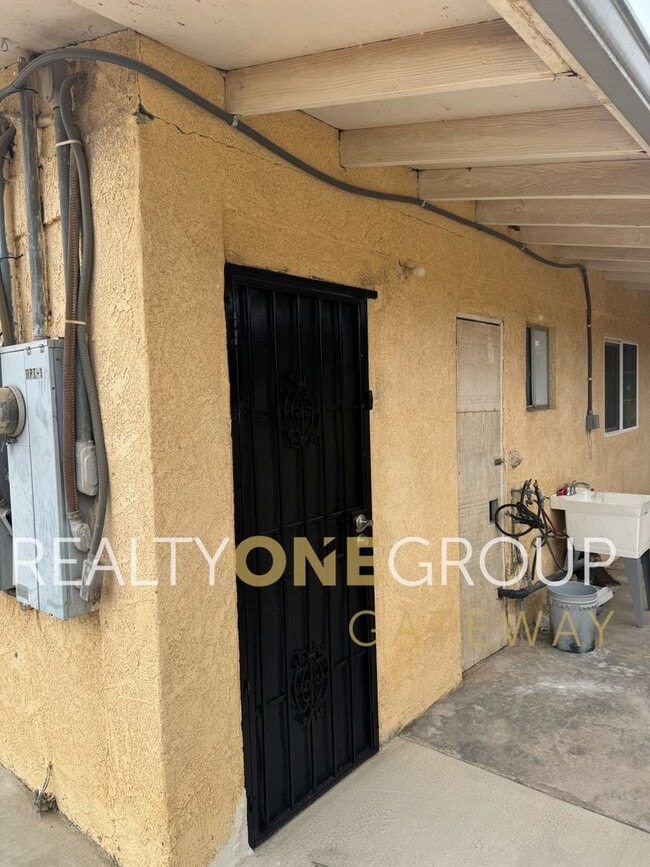 Building Photo - Compact 2 Bedroom 1 bath home with parking...