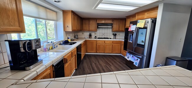 Building Photo - Spacious & Modern 5-Bedroom Retreat in Teh...