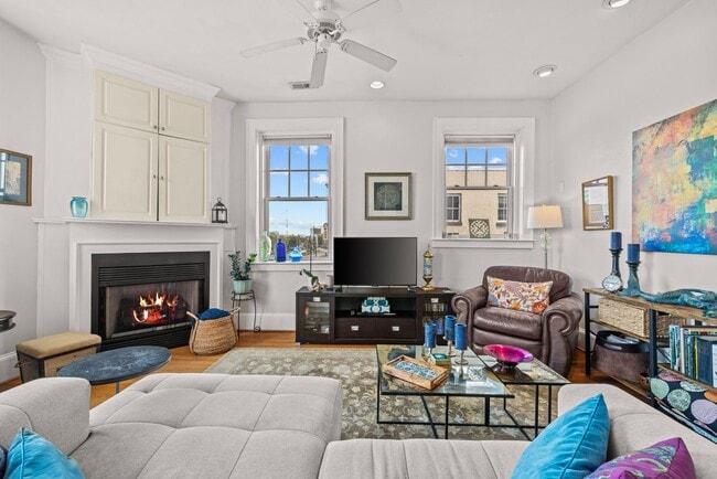 Building Photo - Amazing Garden-Style Condo Available NOW! ...