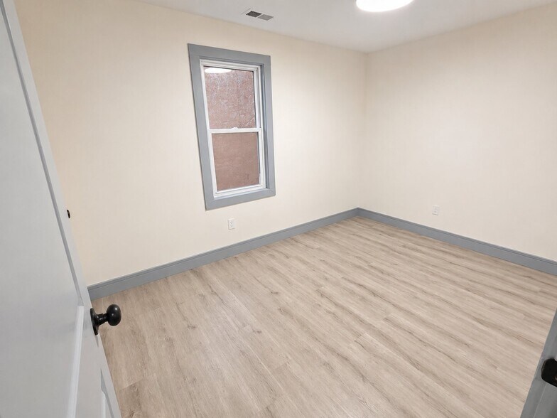 Building Photo - 655 S 11th St