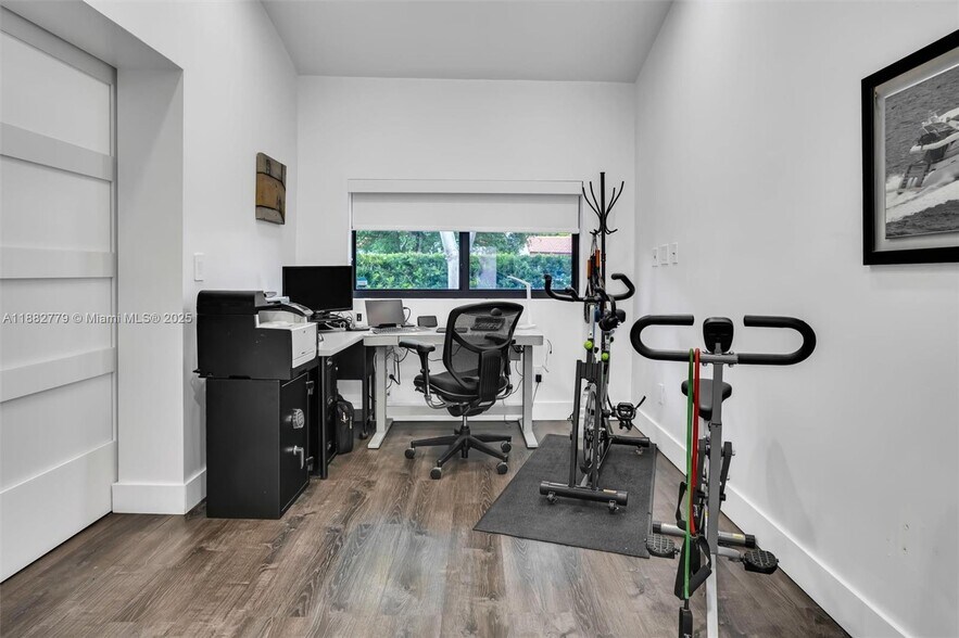 Building Photo - 2484 SW 25th St
