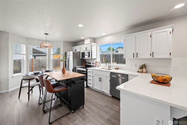 Building Photo - Amazing 4 br 2.5 bedroom 2000 sqft home!