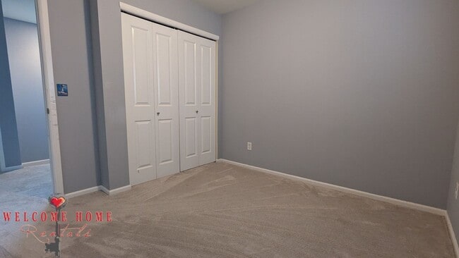 Building Photo - Flowing floorplan, minutes from I-5!!!