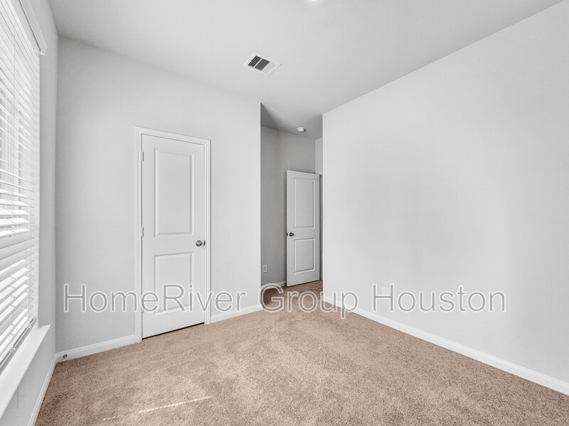Building Photo - 313 Kim Ln