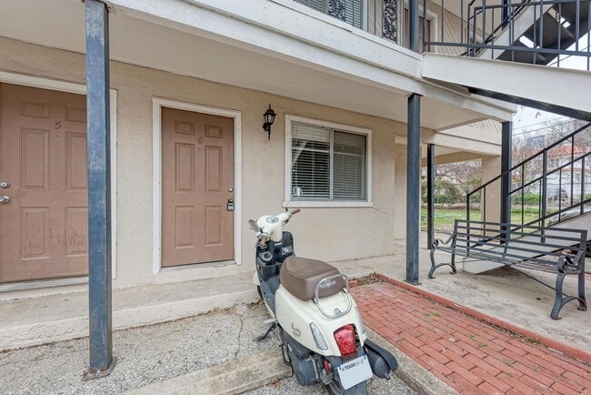 Building Photo - 2 month lease cute 1-1 blocks from campus and 1 block from UT shuttle