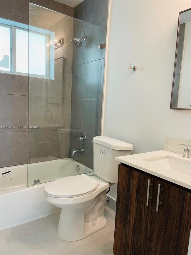 Building Photo - 1515 NE 110th St