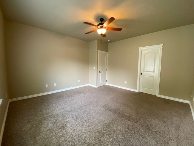 Building Photo - Lawn Care included!  4 bed 2.5 bath Neighb...