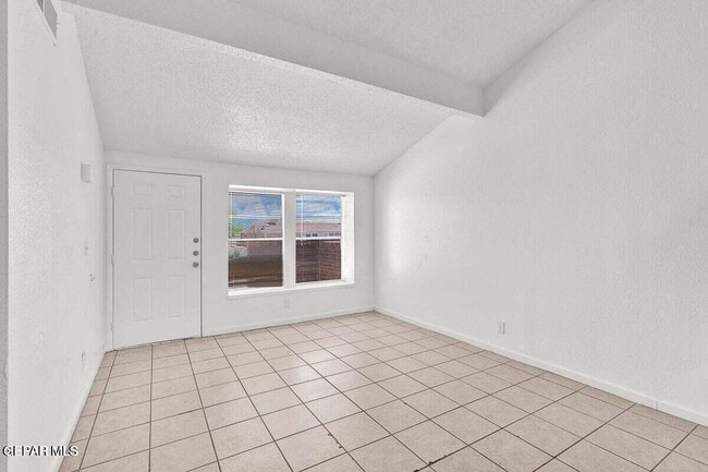 Building Photo - 1921 Lake Omega St