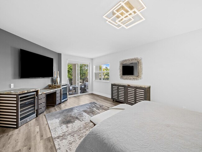 Building Photo - 1050 Seminole Dr