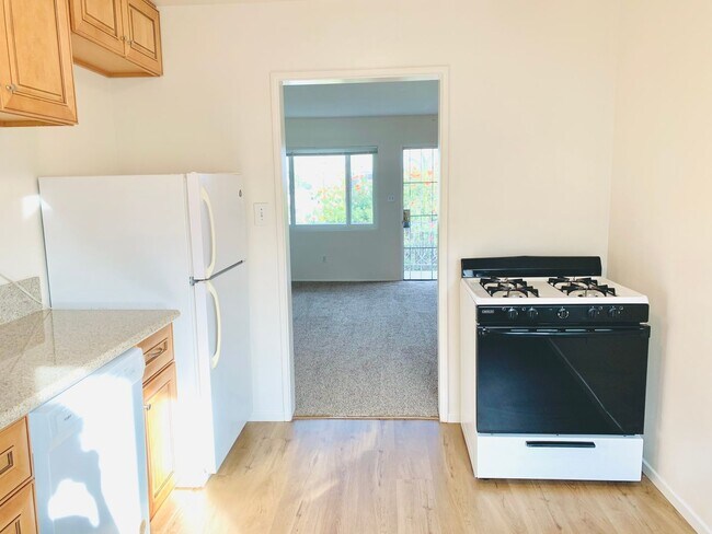 Building Photo - BLOCKS TO THE BAY! 2BD/1BA APARTMENT IN PACIFIC BEACH! Only $2,495mo!