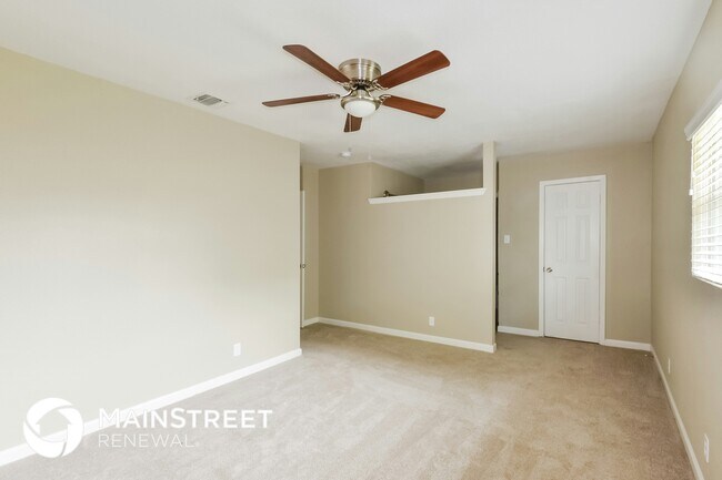 Building Photo - 7555 Lincoln Village Dr