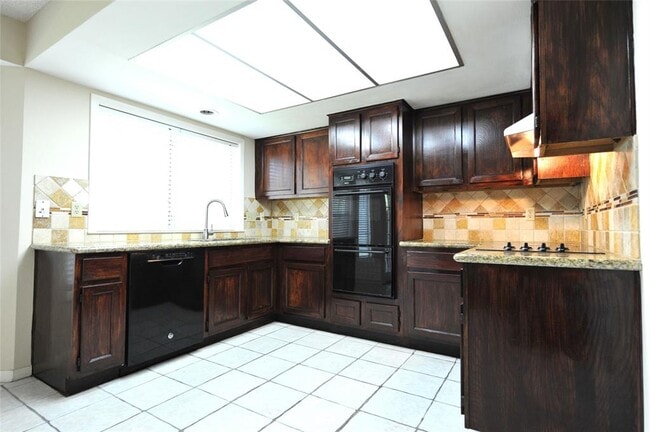 Building Photo - 2115 Braesmeadow Ln