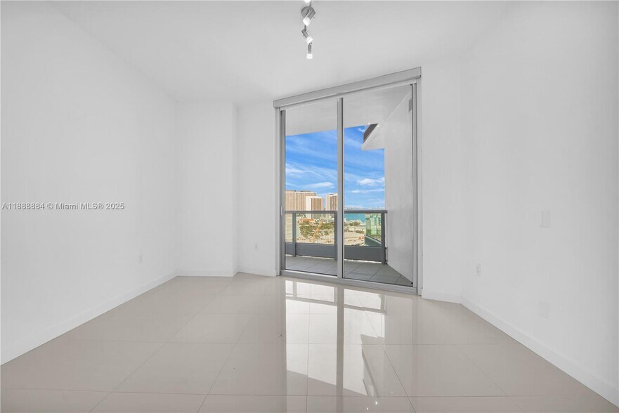 Building Photo - 900 Biscayne Blvd