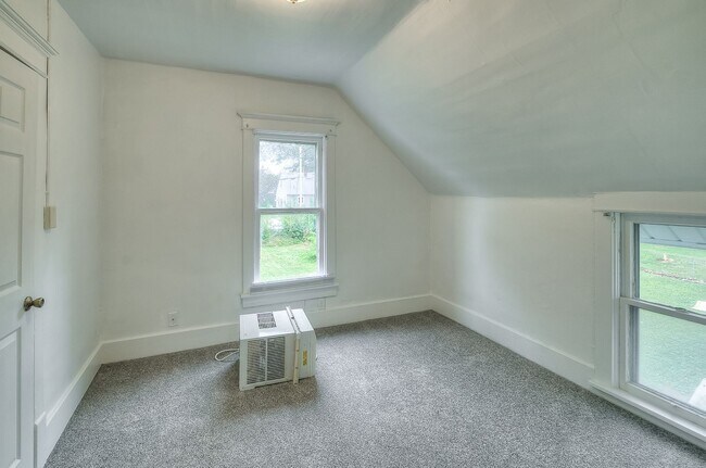 Building Photo - Beautifully updated 3-bedroom, 1-bath home that’s move-in ready.