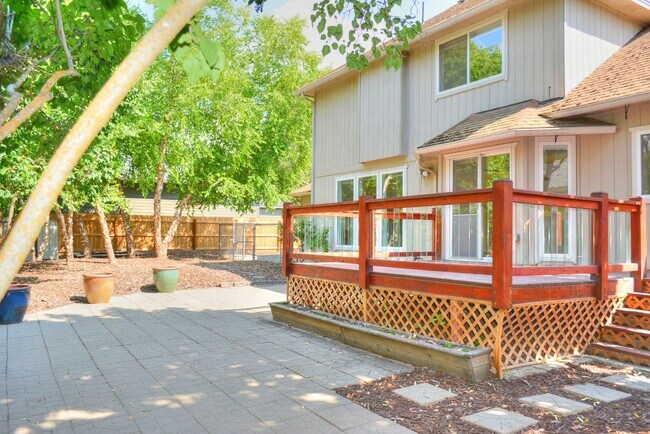 Building Photo - Huge South Hill Beauty