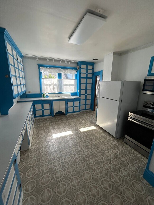 Building Photo - Historic 3 Bedroom, 1.5 Bath Home in Downt...