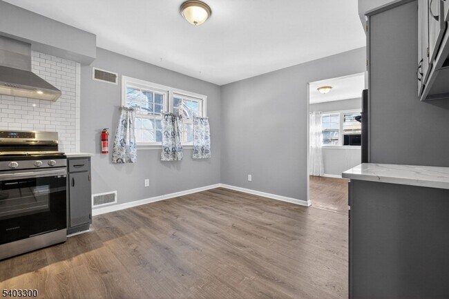 Building Photo - 17 Union Ave