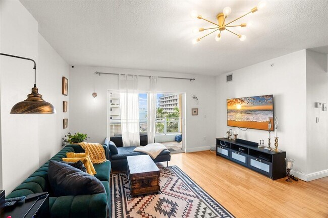 Building Photo - 471 NE 25th St