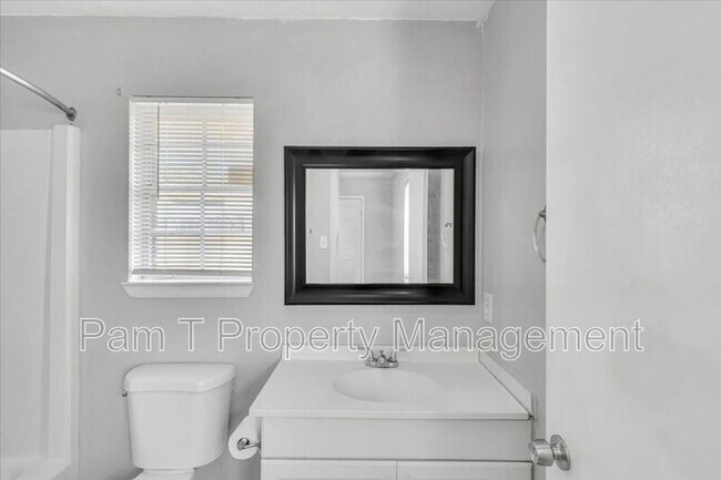 Building Photo - 1835 Upson St